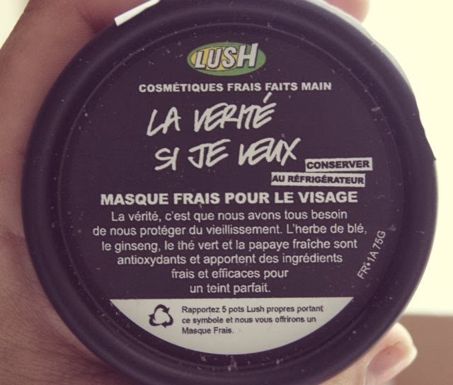 Le masque pour la personne de gélatine et le charbon actif des points noirs